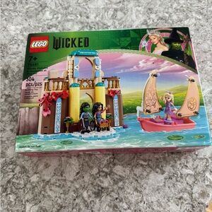 NIB LEGO Wicked Glinda & Elphaba Shipset - Pink, Yellow, Blue